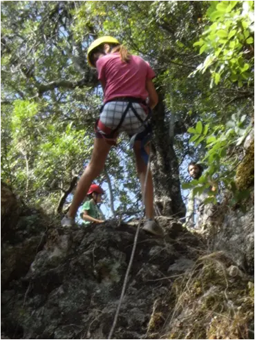 Niña escalando