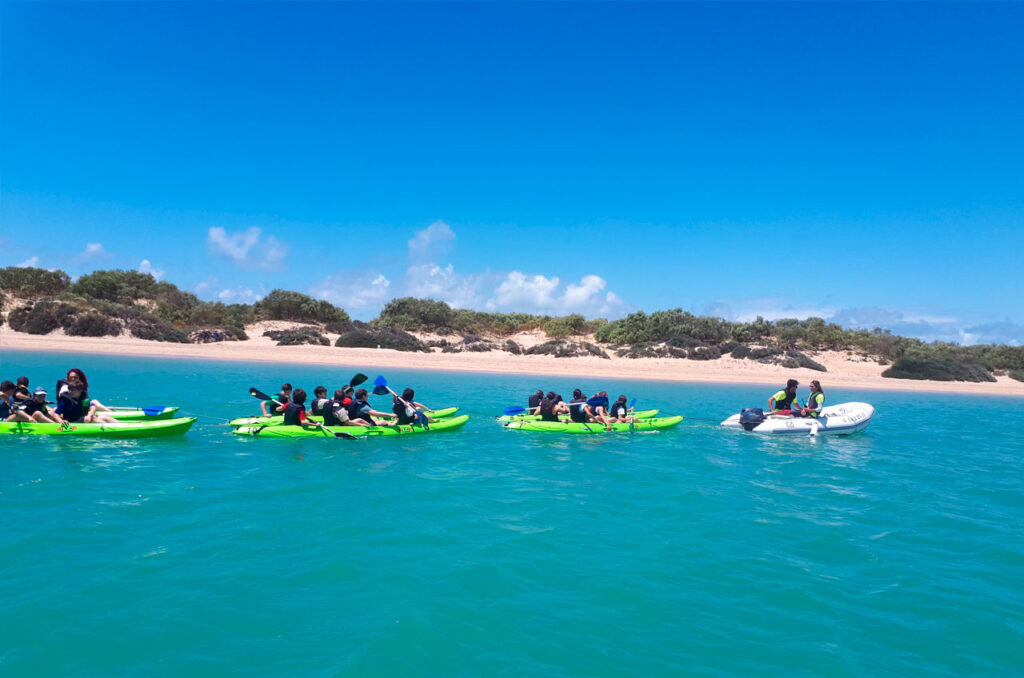Niños y adolescentes practicando en kayak